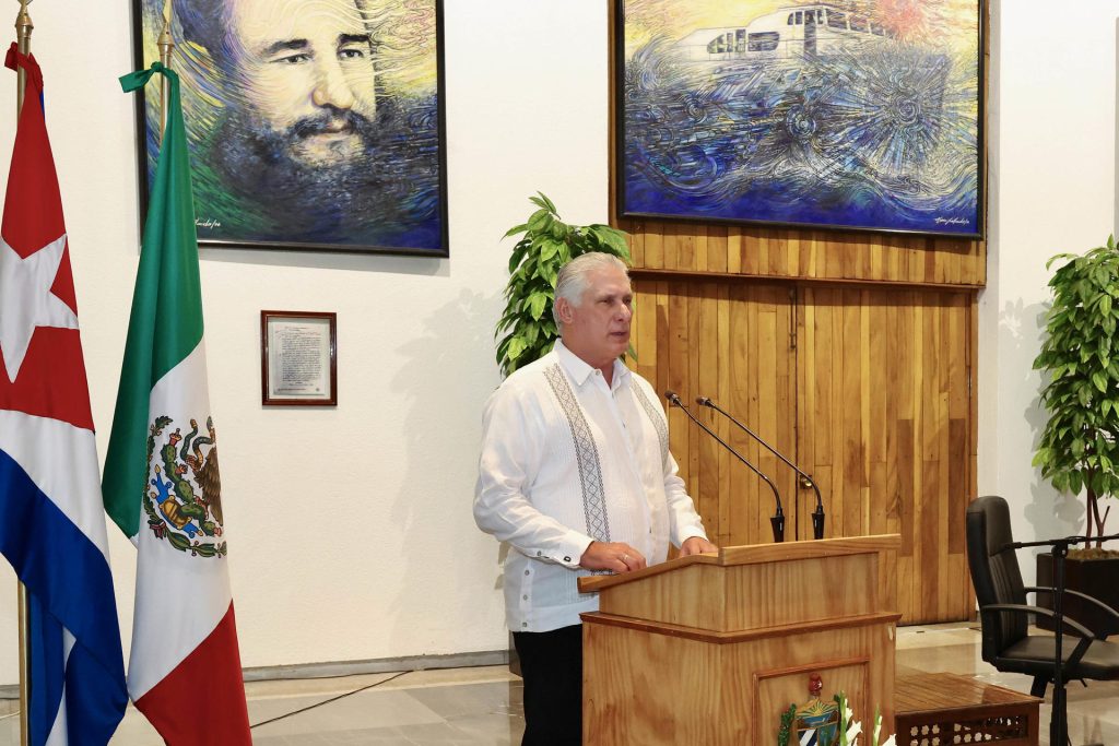 Miguel Díaz-Canel, durante un encuentro con el personal de la embajada de Cuba en México este lunes, en Ciudad de México