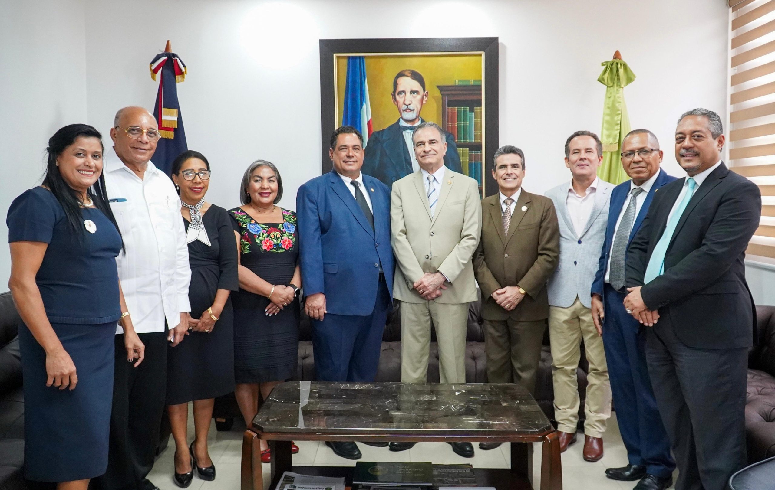 Presidente TSE y jueces titulares reciben comitiva del Colegio de