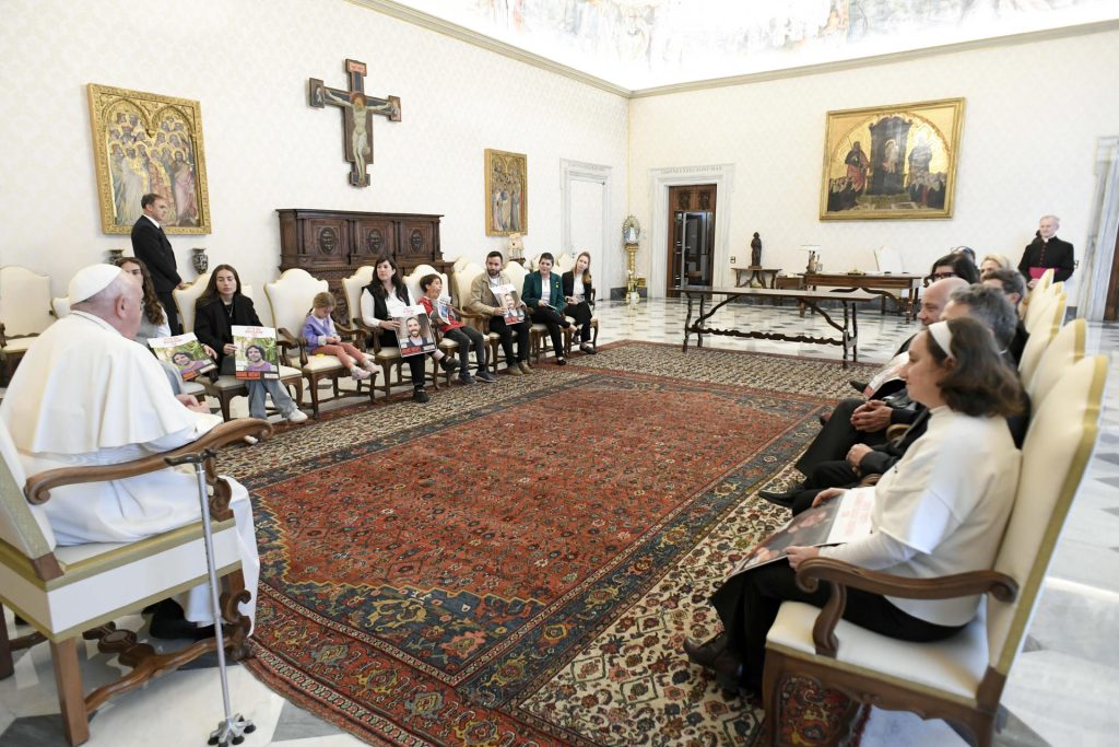 El papa Francisco junto a un grupo de rehenes de Hamás que fueron liberados