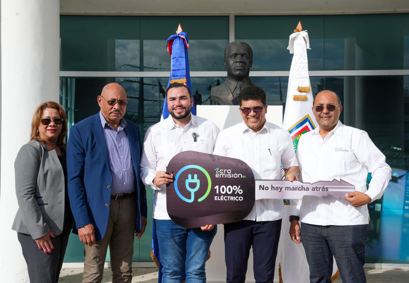 Alcaldía SDE recibe donación de vehículo eléctrico de Cenntro Electric ...