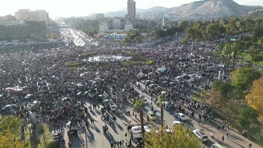 Miles de personas congregadas en la mezquita Omeya