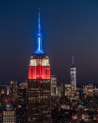 Fotografía tomada de la red social X de la cuenta oficial de @EmpireStateBldg donde se ve el emblemático edificio Empire State Building en Nueva York (EEUU), iluminado con los colores de la bandera de EE.UU.
