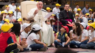 El papa Francisco junto a varios niños
