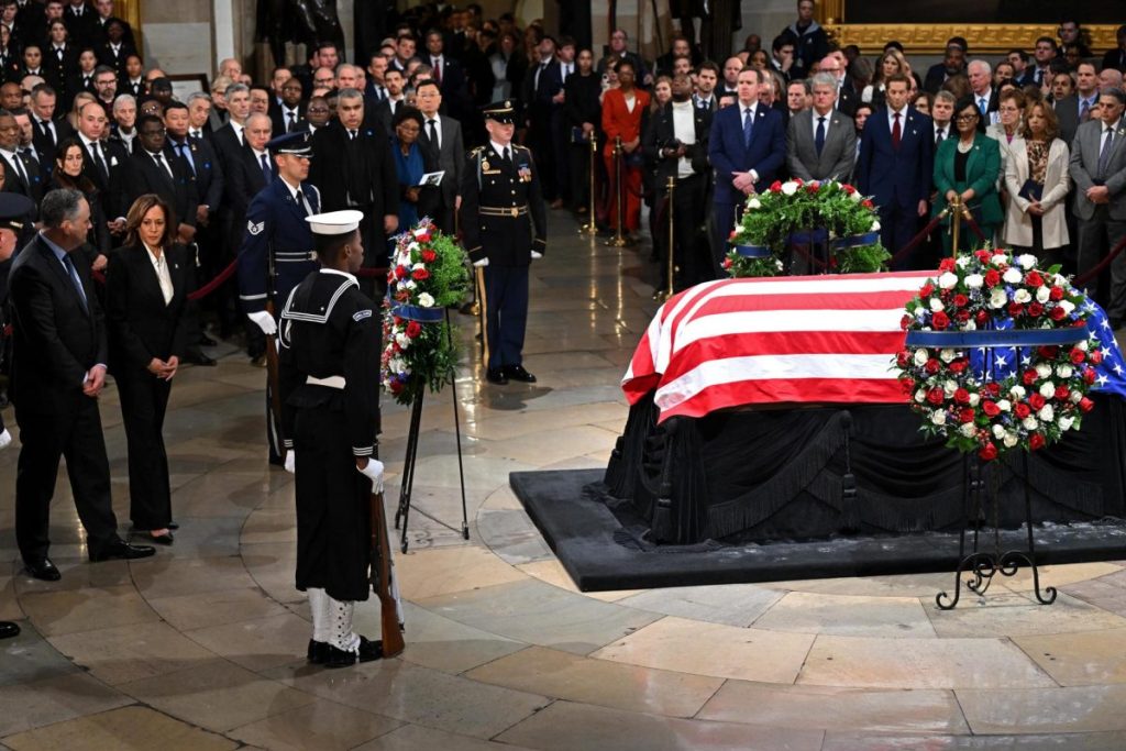 Féretro con el cuerpo del expresidente de Estados Unidos Jimmy Carter