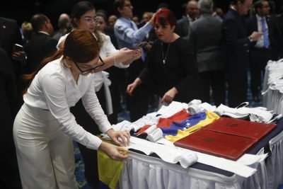 na mujer acomoda actas electorales presentadas por el líder opositor venezolano Edmundo González Urrutia este miércoles, en la Ciudad de Panamá (Panamá)