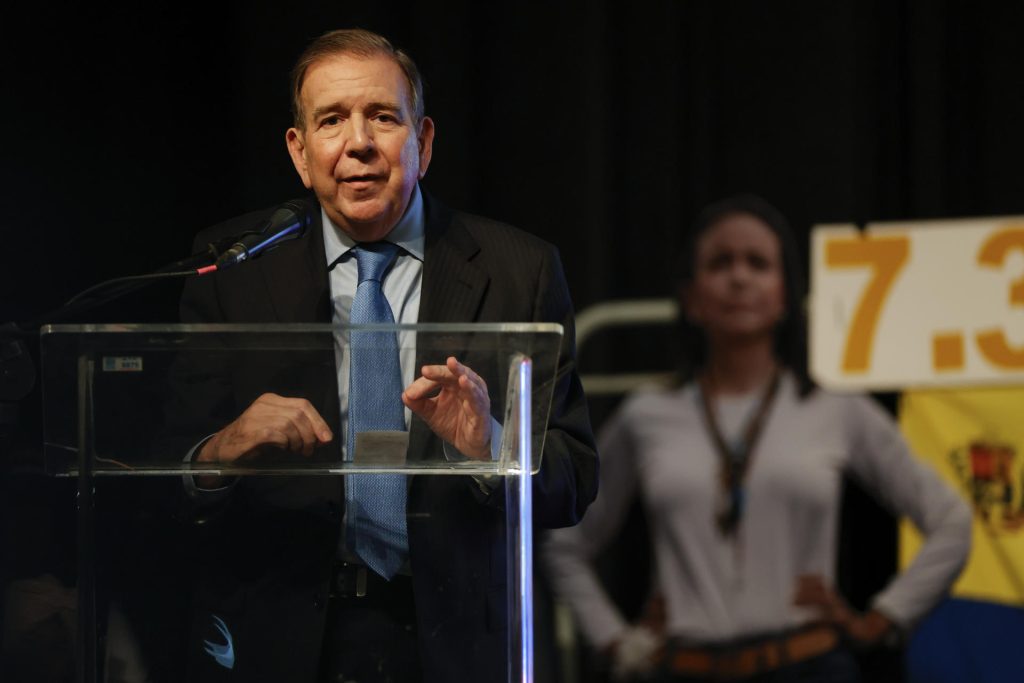 El líder opositor venezolano Edmundo González Urrutia saluda a simpatizantes luego de una concentración de apoyo este miércoles, en el Centro de Convenciones Atlántico Pacífico en la Ciudad de Panamá