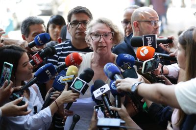 Mabel Calderín, esposa del director ejecutivo de la ONG Espacio Público, Carlos Correa, habla con medios de comunicación este miércoles, a las afueras del Palacio de Justicia en Caracas (Venezuela)