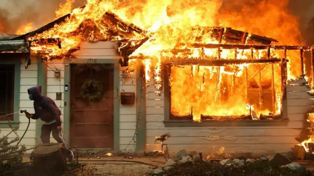 Al menos cuatro incendios sin control se contaban en el condado de Los Ángeles al mediodía del miércoles