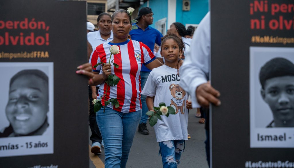 Una mujer y una niña caminan durante una manifestación este miércoles, en el barrio Las Malvinas, al sur de la ciudad de Guayaquil (Ecuador).