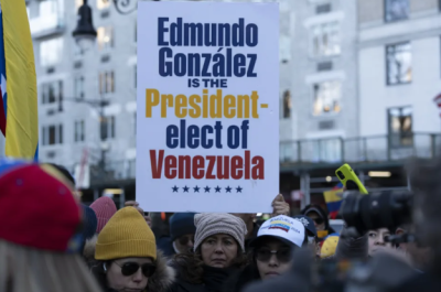 Al menos un centenar de venezolanos se reunió a los pies de la estatua del libertador de su país, Simón Bolívar
