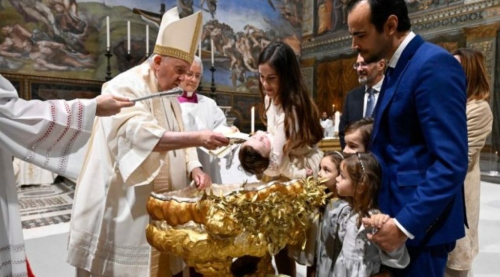 El papa bautiza a 21 niños: Si tienen hambre, dadles el pecho. Hoy mandan ellos