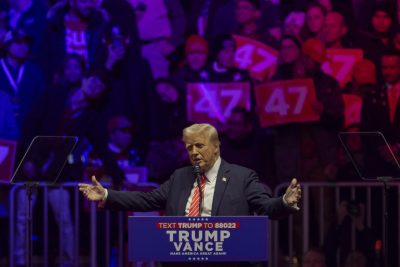 El presidente electo de Estados Unidos, Donald Trump, pronuncia un discurso a sus seguidores en el estadio Capital One Arena este domingo en Washington (EE.UU.).
