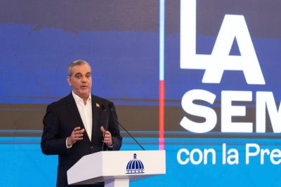 Luis Abinader en LA Semanal con la Prensa