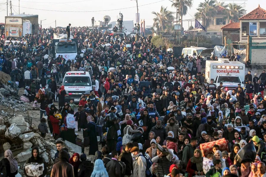 Miles de palestinos desplazados comienzan su retorno al norte de Gaza ...