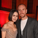 Protagonista de “Emily in Paris” se convierte en madre mediante vientre de alquiler