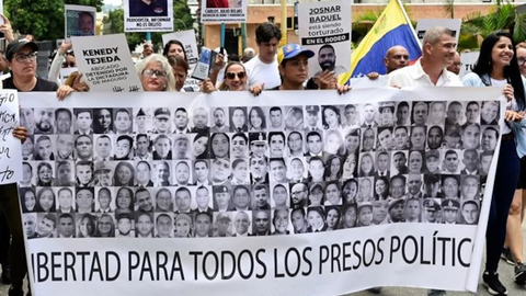 Según cifras oficiales, alrededor de 2.400 personas fueron detenidas en el contexto de crisis