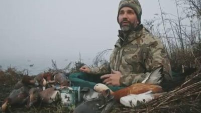 Las imágenes del primogénito del mandatario disparando a las aves en una supuesta zona protegida de la famosa laguna veneciana con un grupo de amigos