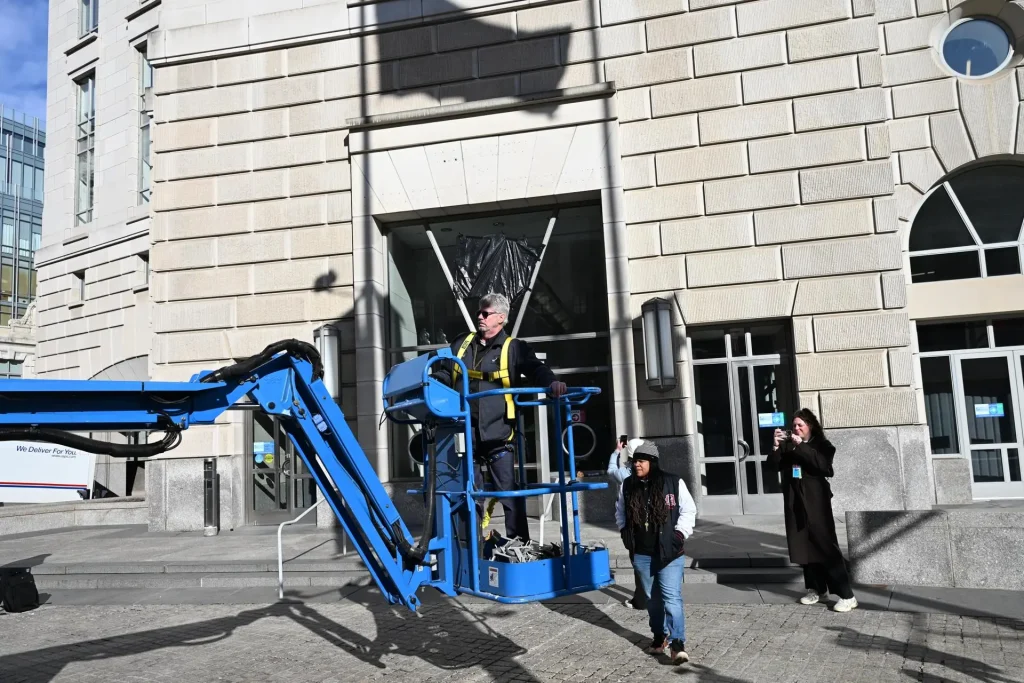 Personal que retiró letrero y logo de la Usaid