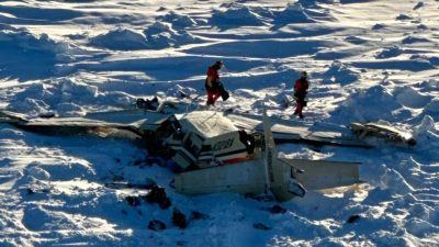 Se presume que las siete personas restantes "se encuentran dentro de la aeronave