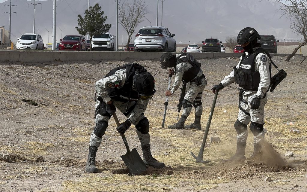 Miembros de la Guardia Nacional (GN) realizan un operativo de búsqueda de un segundo túnel cerca a Río Bravo
