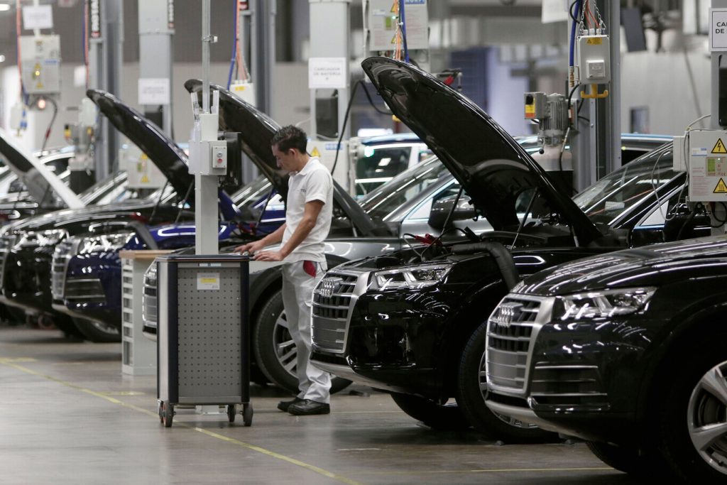 El informe, realizado por el banco de inversión Benchmark Co., sitúa el precio medio de un automóvil en EE.UU. tras los aranceles en 54.500 dólares