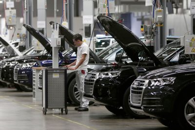 El informe, realizado por el banco de inversión Benchmark Co., sitúa el precio medio de un automóvil en EE.UU. tras los aranceles en 54.500 dólares