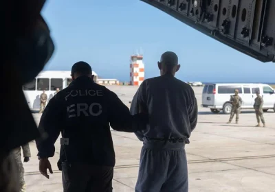 Migrantes venezolanos mientras eran enviados a la base naval de Guantánamo, en Cuba