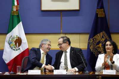 Juan Ramón de la Fuente (i), saludando al rector de la UNAM y Leonardo Lomelí Venegas, durante una reunión en Ciudad de México (México).