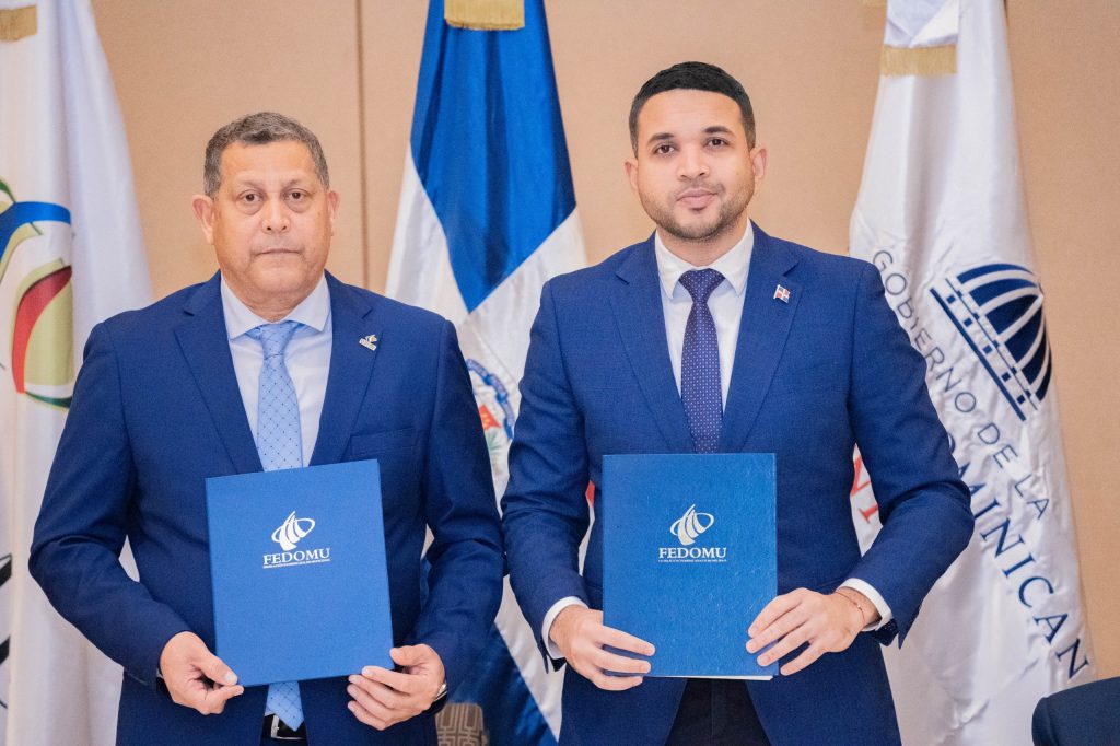 El convenio fue rubricado por el presidente de Fedomu y alcalde de Samaná, Nelson Núñez, y el ministro de la Juventud, Carlos Valdez Matos.