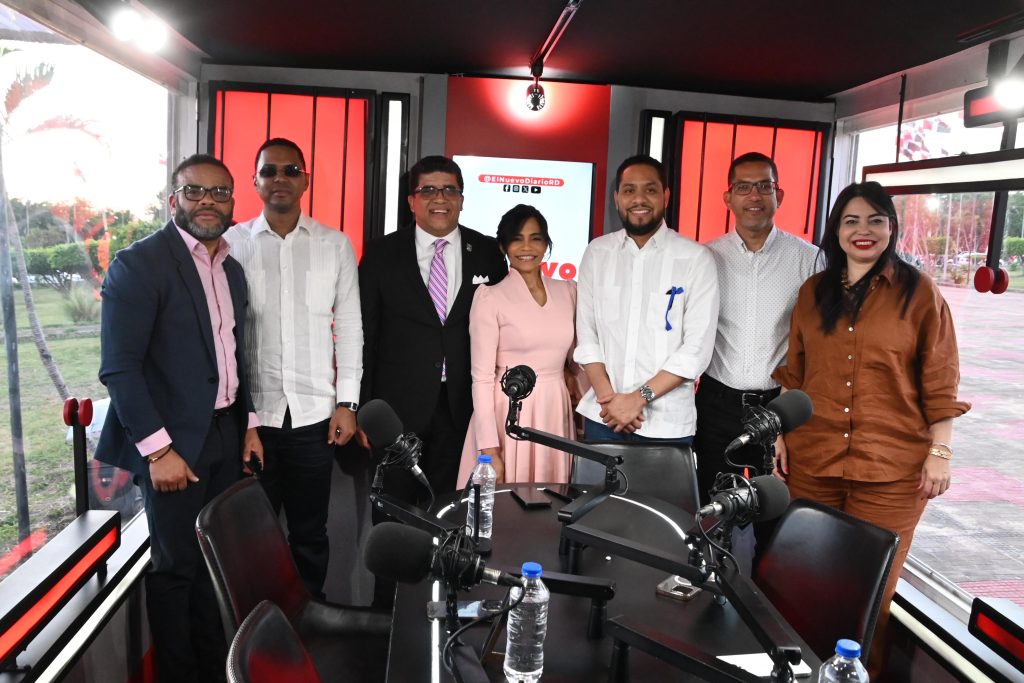 Alcalde Dío Astacio junto al Staf del El Nuevo Diario en la Tarde. Foto/Napoleón Marte