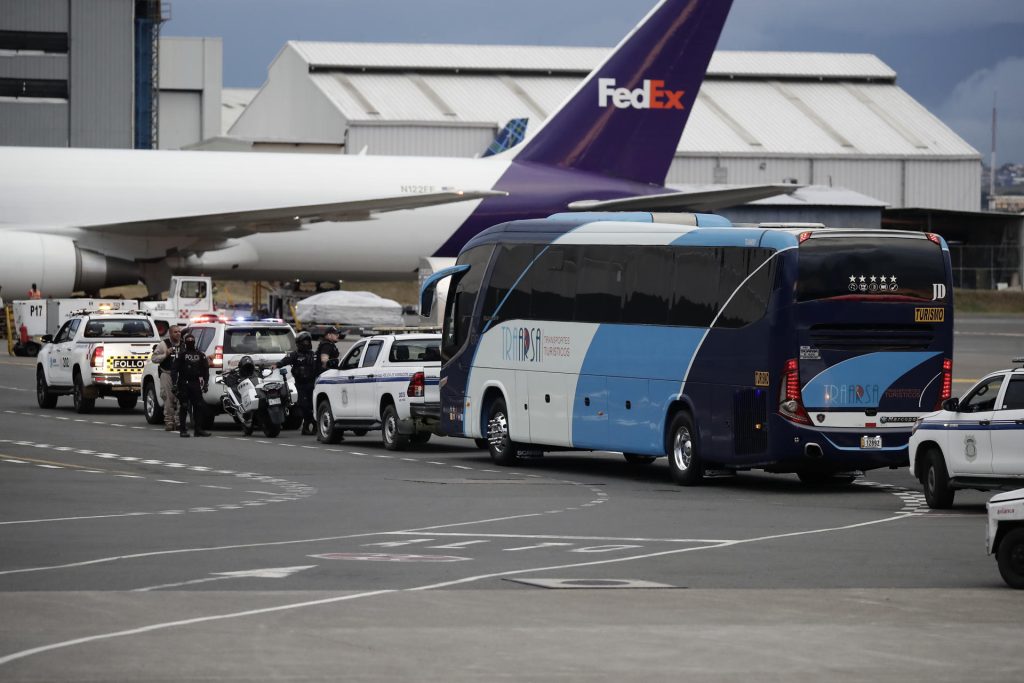 Fotografía de un bus donde son trasladados los migrantes provenientes de Estados Unidos este jueves, a su llegada al Aeropuerto Internacional Juan Santamaría en San José (Costa Rica).