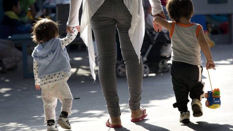 Por lo menos 26.000 niños inmigrantes, incluidos algunos demasiado pequeños para leer o hablar, habrían sido afectados