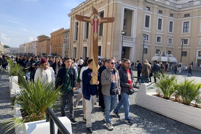 Entre la tristeza por no verlo en persona y la preocupación y las plegarias para que se recupere, peregrinos procedentes del todo el mundo siguen visitando la basílica de San Pedro en el Vaticano por el Jubileo, a la espera de que el papa mejore de la neumonía bilateral