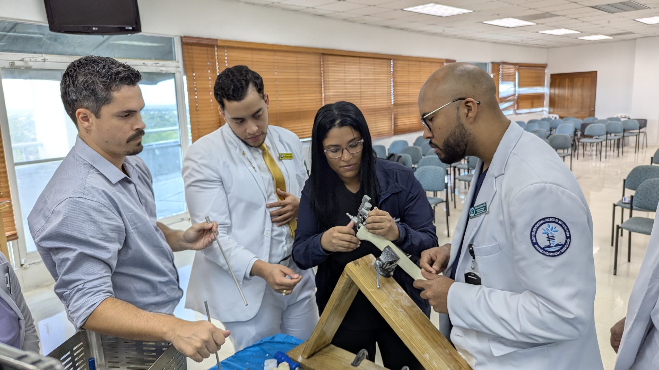 Ney Arias Lora imparte curso taller Reemplazo total de rodilla y Protesis de Codo a medicos residentes Foto Fuente Externa 4 scaled