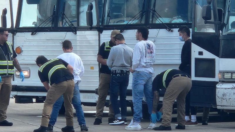 Noem se jactó de haber incrementado en un 627 % el promedio de arrestos mensuales durante la precedente administración de Joe Biden