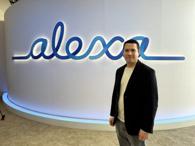 El director de Alexa en español, Carlos Pérez, posa durante una entrevista con EFE este miércoles, en Nueva York (Estados Unidos).