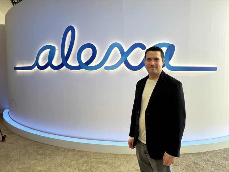 El director de Alexa en español, Carlos Pérez, posa durante una entrevista con EFE este miércoles, en Nueva York (Estados Unidos).