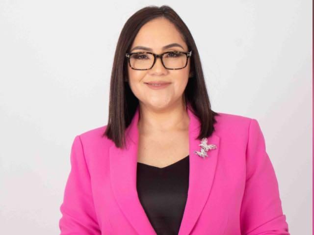 Elizabeth Mena- Cambia el Chip