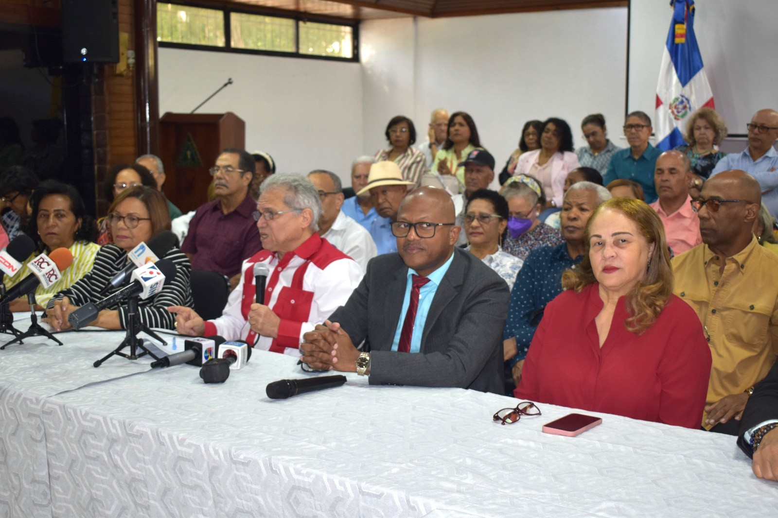 Médicos pensionados reclaman al presidente Abinader una compensación salarial 3 Waldo Ariel Suero junto a miembros de CMD y la Asociacion de Medicos Pensionados Foto Fuente