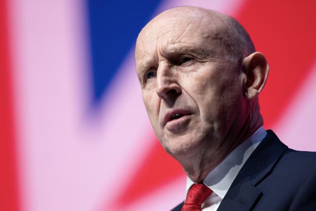 John Healey, ministro británico de Defensa