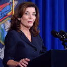 La gobernadora de Nueva York pide a Trump un reembolso de 13.500 millones por aranceles