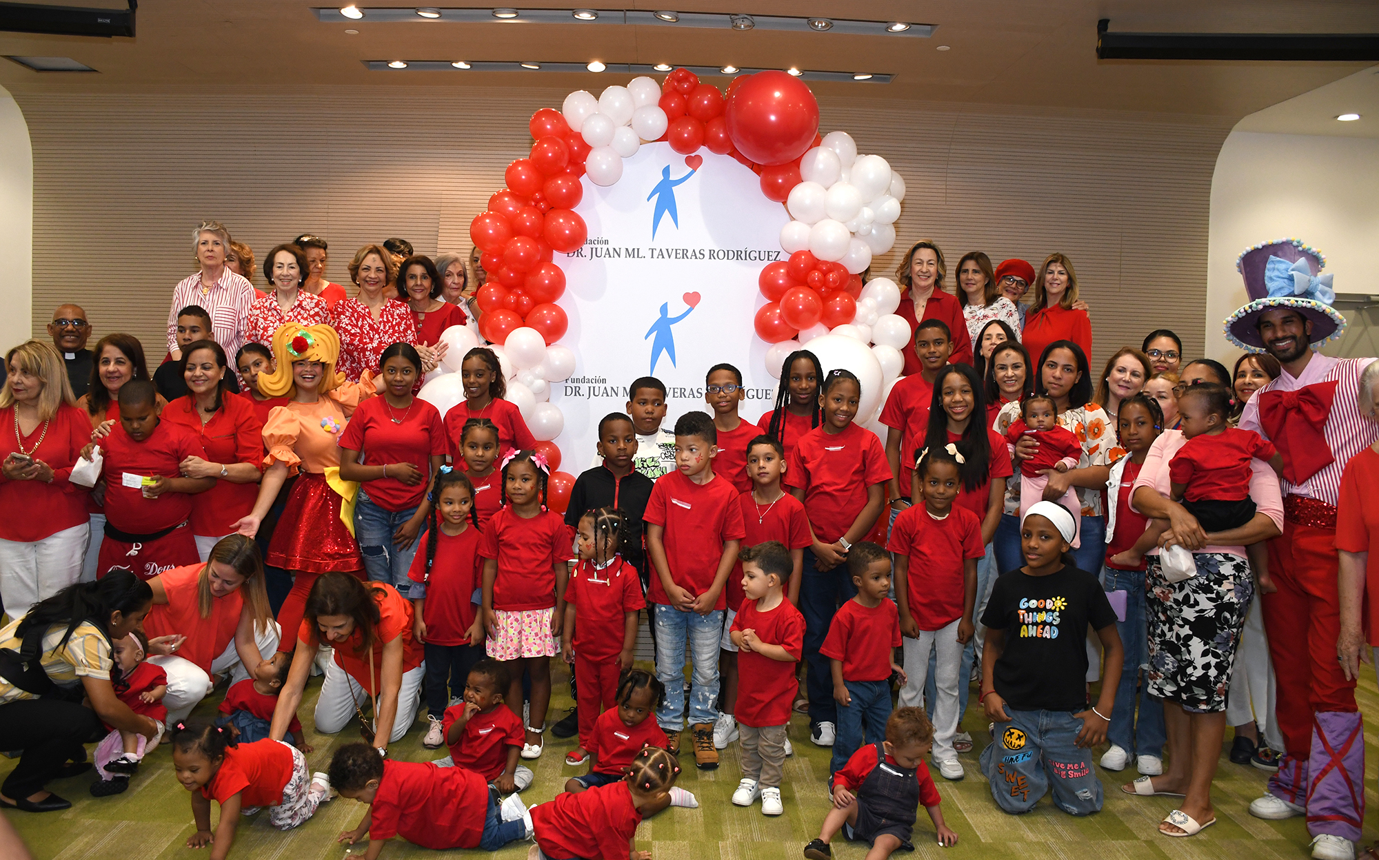 Foto 16 Fotografia grupal de miembros de la fundacion junto a ninos y padres durante a actividad en accion de gracias por la 7ma Jornada de Cardiologia Ped