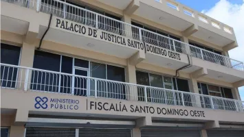 Fachada frontal de la Fiscalía de Santo Domingo Oeste