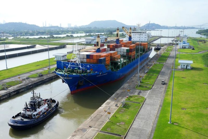 Buques en el Canal de Panamá