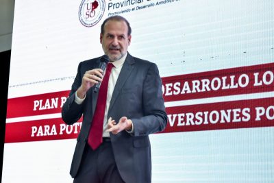 Varias personas caminan en medio de una inundación debido a fuertes lluvias este viernes, en Bahía Blanca (Argentina).