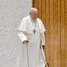 El papa pasa el día en reposo hospitalario y estable dentro de la «complejidad»