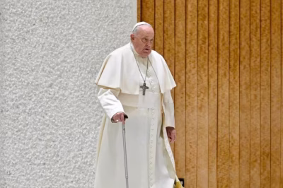 El papa pasa el día en reposo hospitalario y estable dentro de la "complejidad"