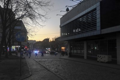 Un generador eléctrico (d) en Leópolis (Ucrania) el jueves 6 de marzo de 2025. Ucrania ha salido del invierno con su sistema energético dañado pero operativo y ha evitado grandes apagones