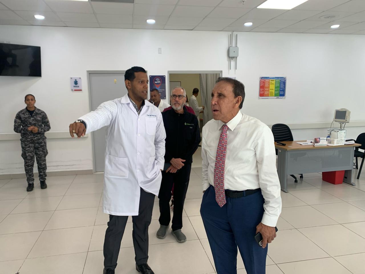 Cruz Jiminian realiza visita de cortesia al director del Hospital Mario Tolentino Dipp 3