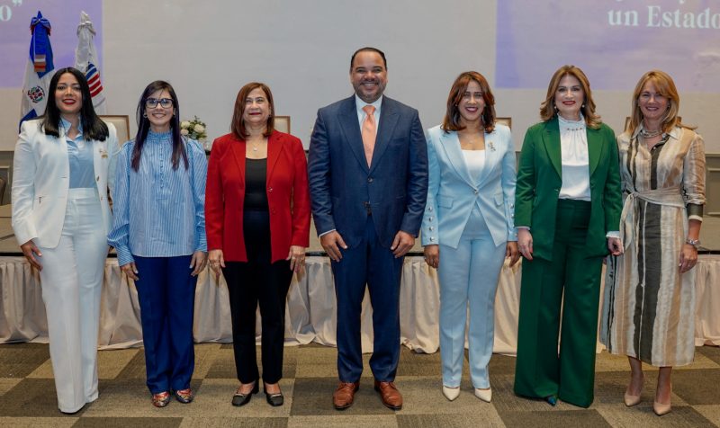 Raissa Crespo, Olga Dina Llaverias, Circe Almánzar, Pablo Ulloa, Danisa Cruz, Argentina Abreu y Ana Martich